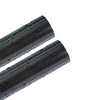 Fornitura di acqua: tubi in HDPE nero con strisce blu tagliati su misura